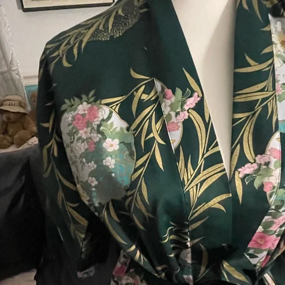 Gorgeous Robe - Picture 9 of 10